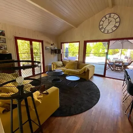 Belle Avec Piscine Juste à Côté Du Bassin