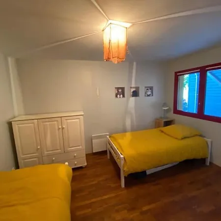 Belle Avec Piscine Juste A Cote Du Bassin *