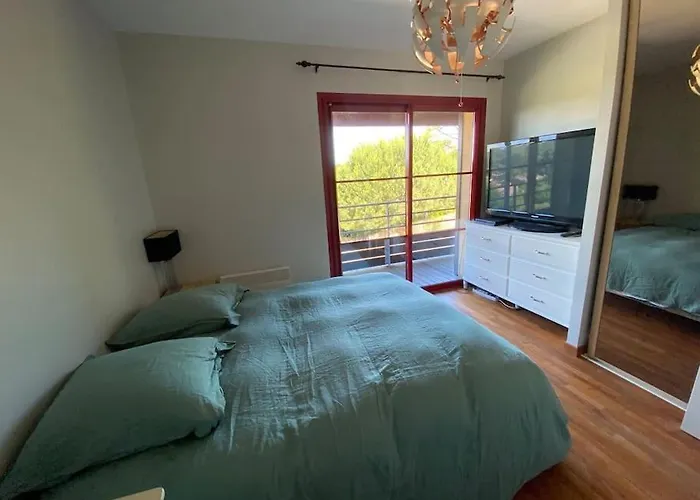 Belle Avec Piscine Juste A Cote Du Bassin