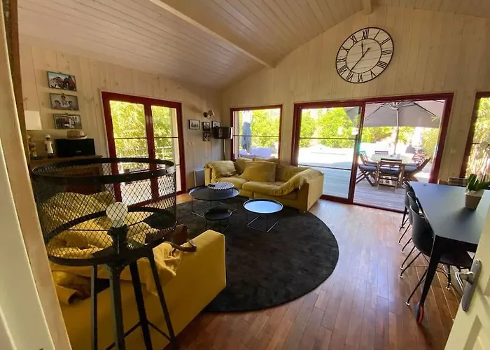 Belle Avec Piscine Juste A Cote Du Bassin