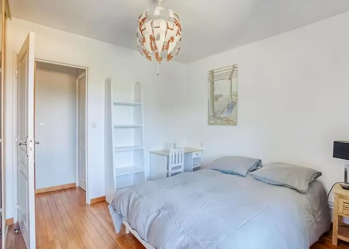 Belle Avec Piscine Juste A Cote Du Bassin *